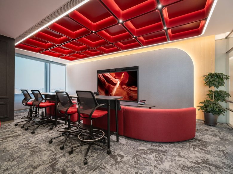 рабочая зона с диваном и экраном HKRI Taikoo Hui and Swire Properties Shared Offices