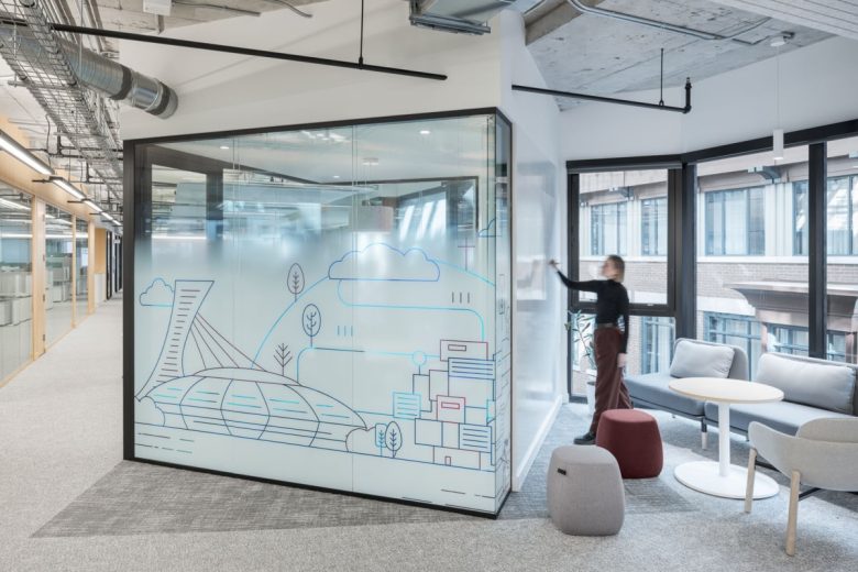 рабочая зона с доской Montréal International Offices