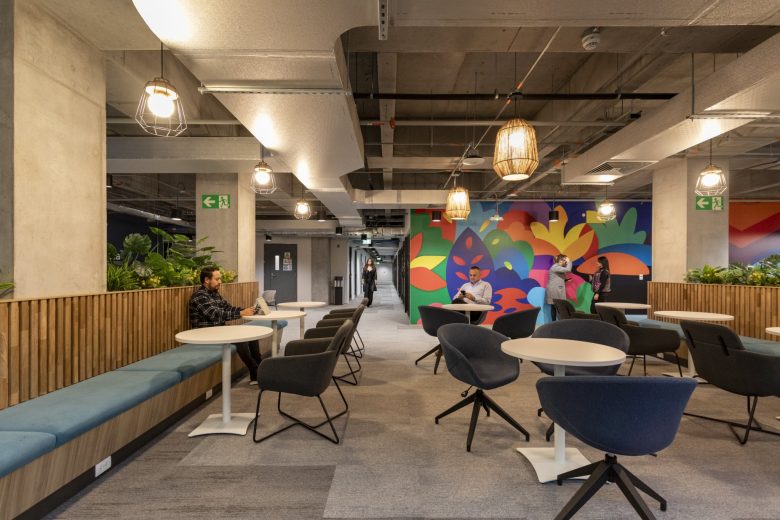 рабочая зона с отдельными столиками и диванчиками Emapta