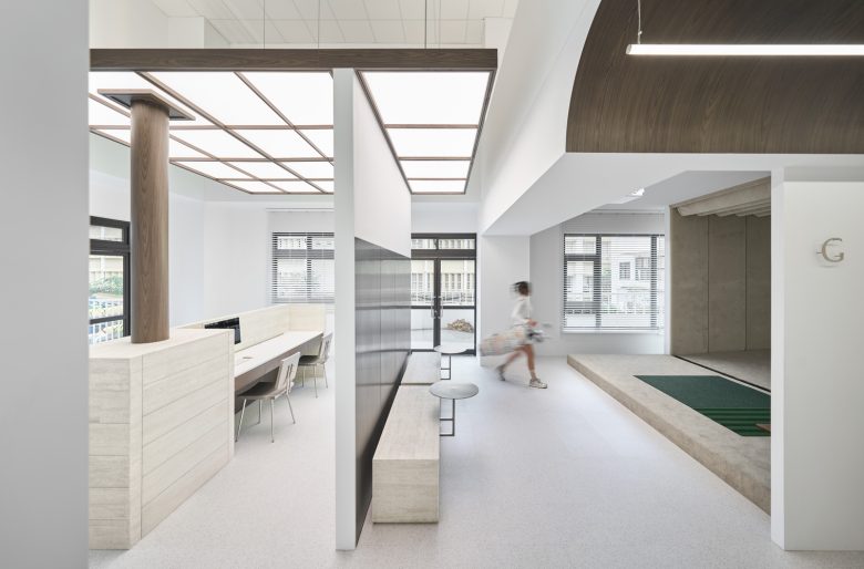 рабочая зона с перегородкой Traces of Light