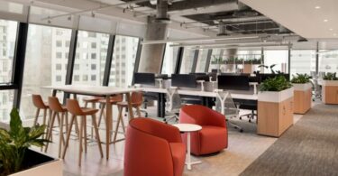 рабочая зона у окна с высоким столом Informa Offices