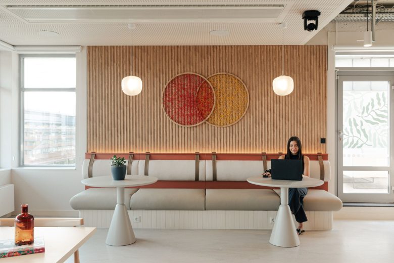 рабочая зона_диван и два столика Mastercard