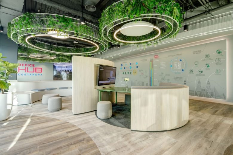 рабочее место с диваном и экраном Showroom Cencosud