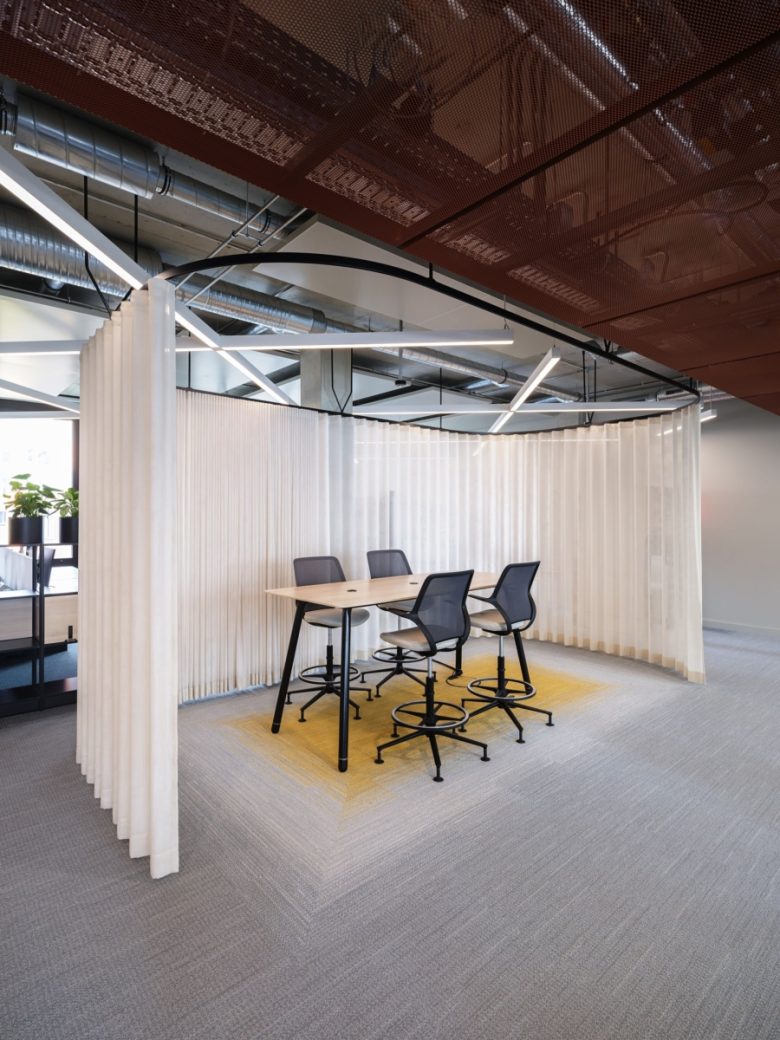 рабочее место с перегородкой-шторой офис IT-компании