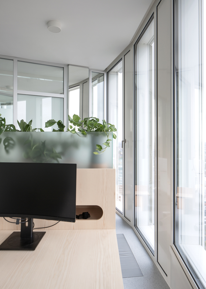 рабочее место у окна Signa Sports United High‑Rise Tower