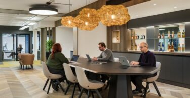 рабочее место за большим столом William Grant & Sons Offices