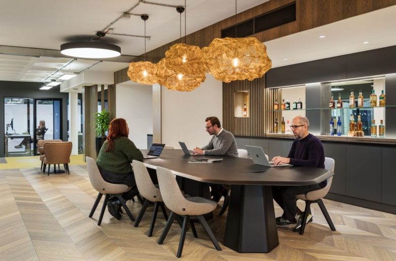 рабочее место за большим столом William Grant & Sons Offices