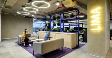 рабочее место перегородка-стенд с цветами в Paysafe