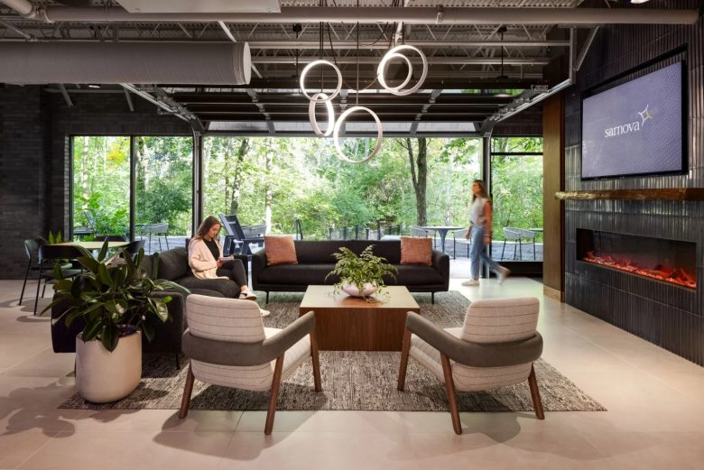 рабочее пространство с телевизором и камином компании Sarnova