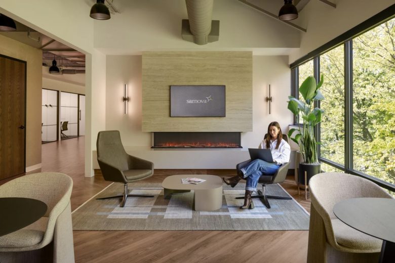 рабочее пространство с телевизором и камином компании Sarnova