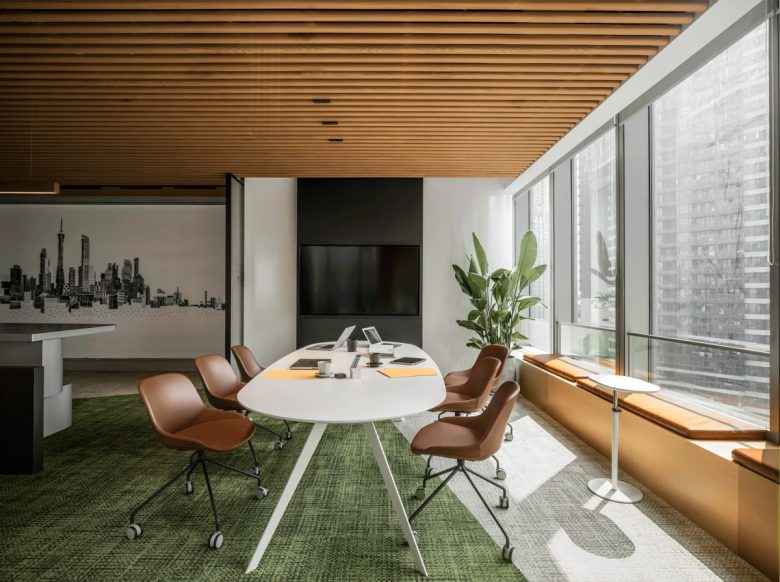 рабочее пространство со столом у окна компании 3H Inc.