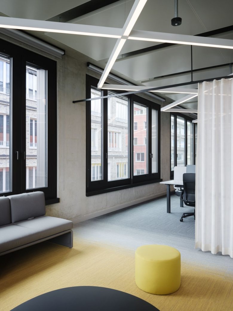 рабочее пространство_окна офис IT-компании