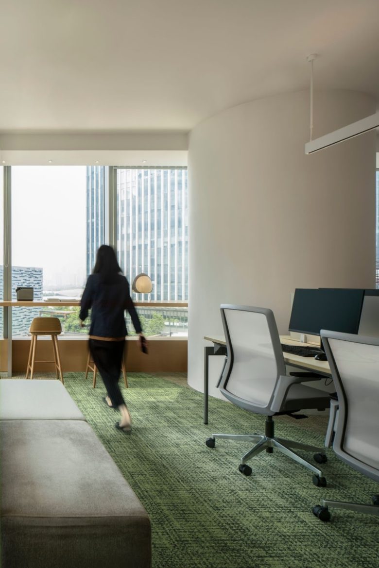 рабочее пространство столы компании 3H Inc.