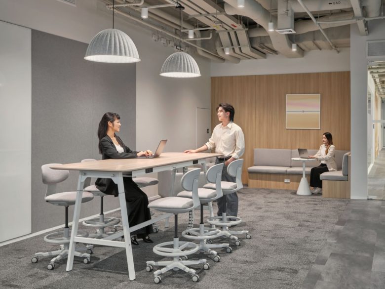 рабочее пространство LINE MAN Wongnai Offices высокий стол