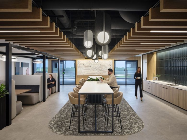 рабочее пространство Medline Industries с диванчиками и отдельным столом с высокими стульями