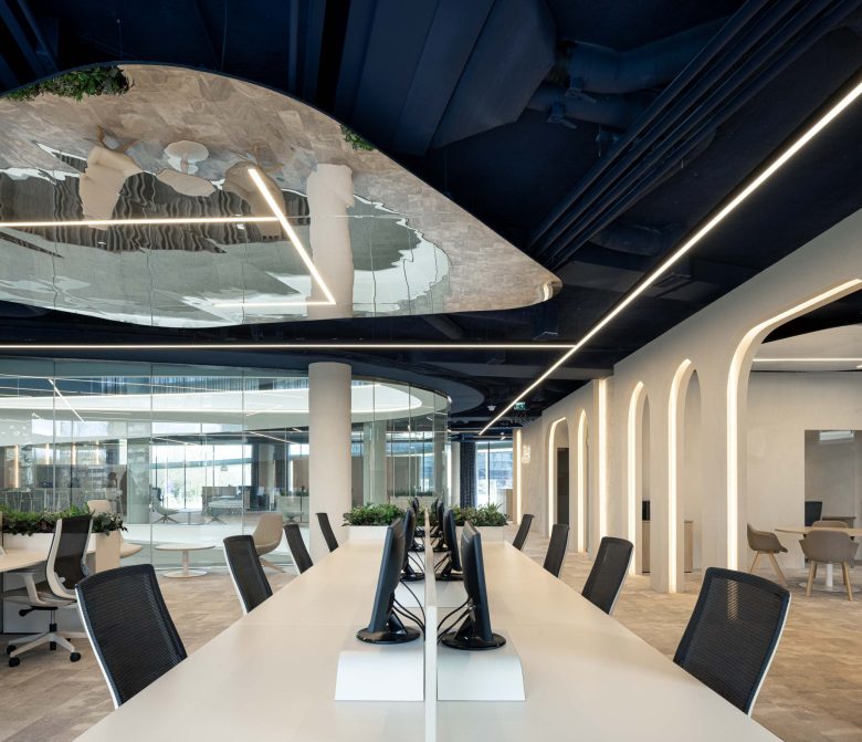 рабочее пространство длинные столы Oporto MAZARS offices