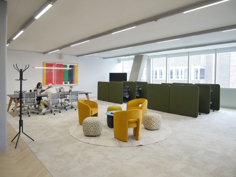 рабочее пространство и зона отдыха Studio Y со стороны входа