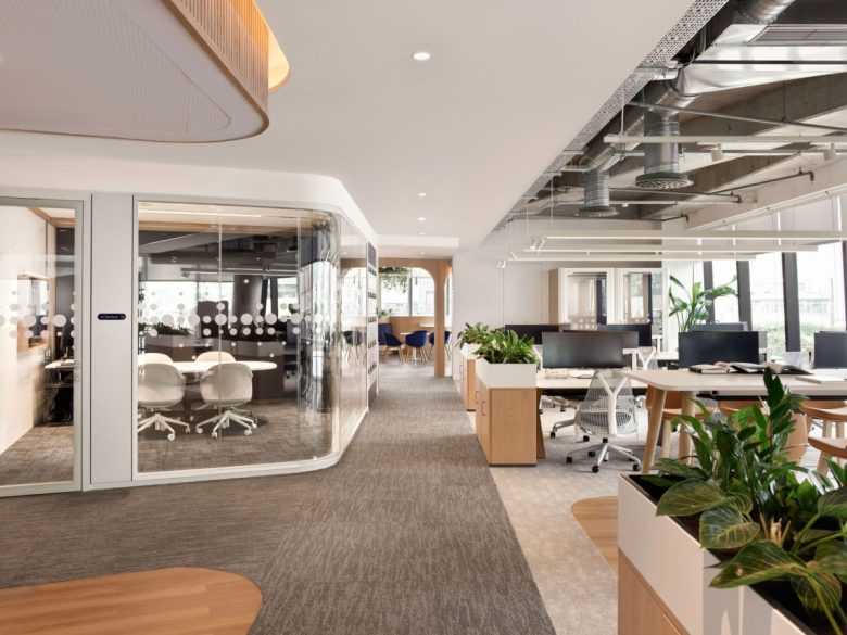 рабочее пространство офиса Informa Offices