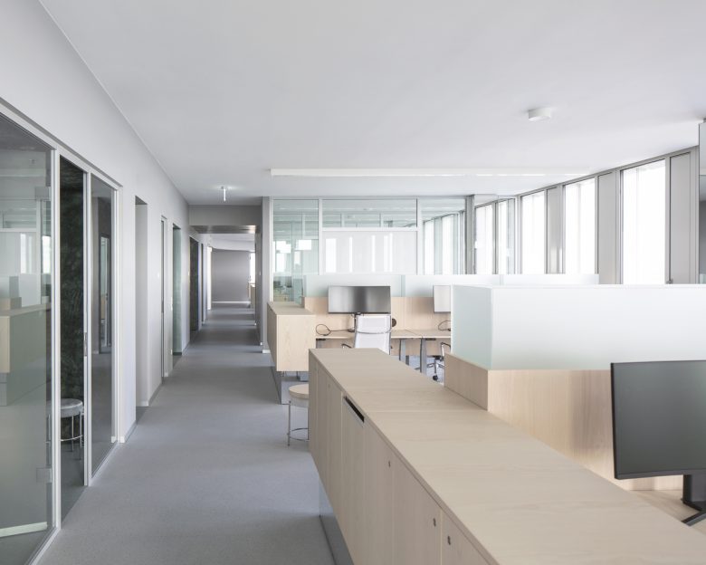 рабочее пространство разделенное коридором Signa Sports United High‑Rise Tower