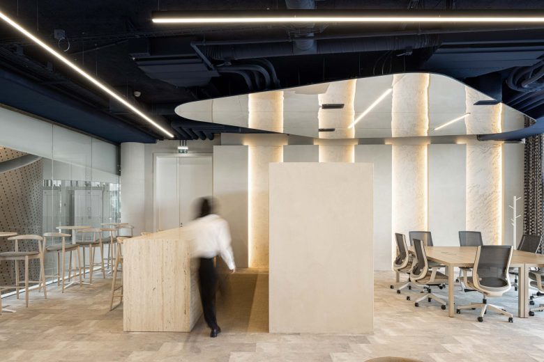 рабочее пространство разделенное перегородками Oporto MAZARS offices