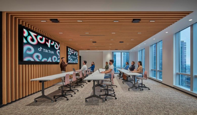 рабочее пространство с экранами TikTok USDS Offices