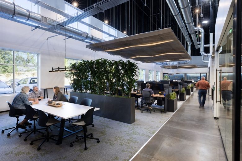 рабочее пространство с перегородкой-зеленью DPR Construction Offices