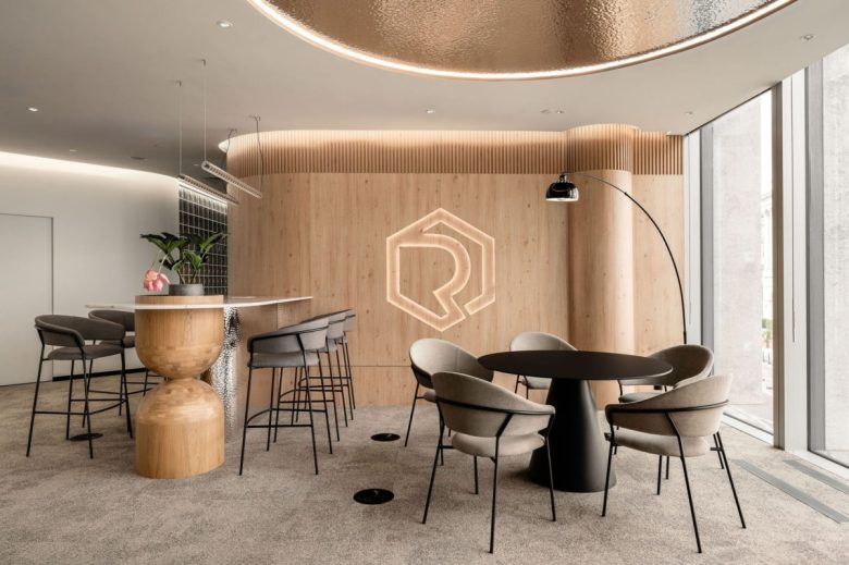 рабочее пространство с высоким столом Rock Capital Offices