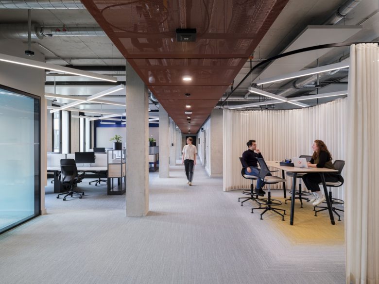 рабочее пространство со столами офис IT-компании