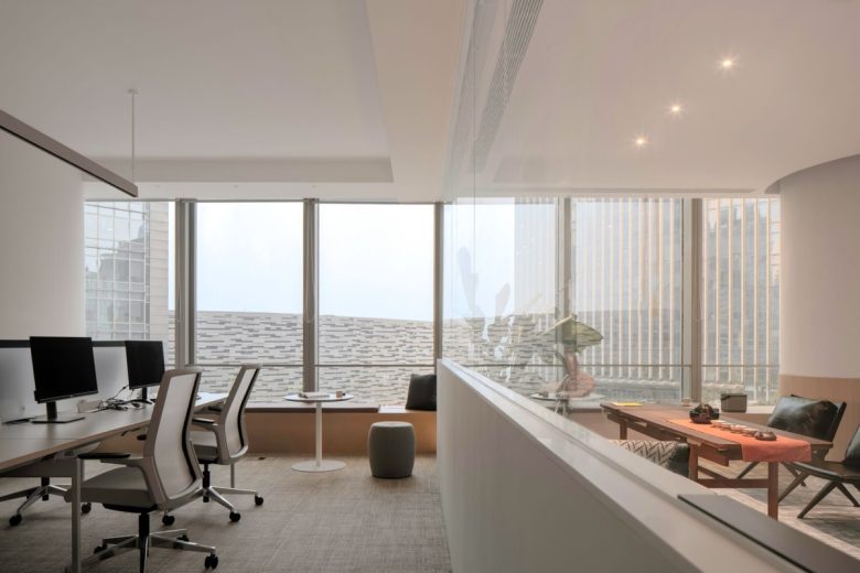 рабочее пространство со столами компании 3H Inc.