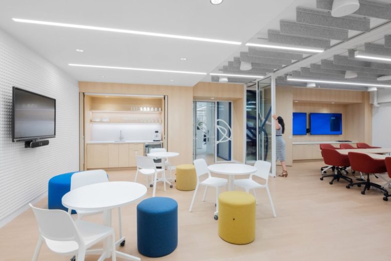 рабочее пространство со столиками и мягкими пуфами FCCQ Offices