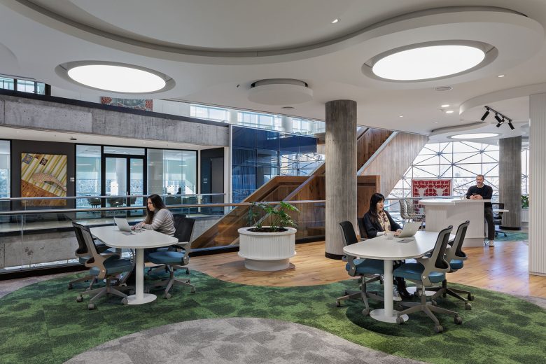 рабочее пространство у лестницы Supermayorista Vital