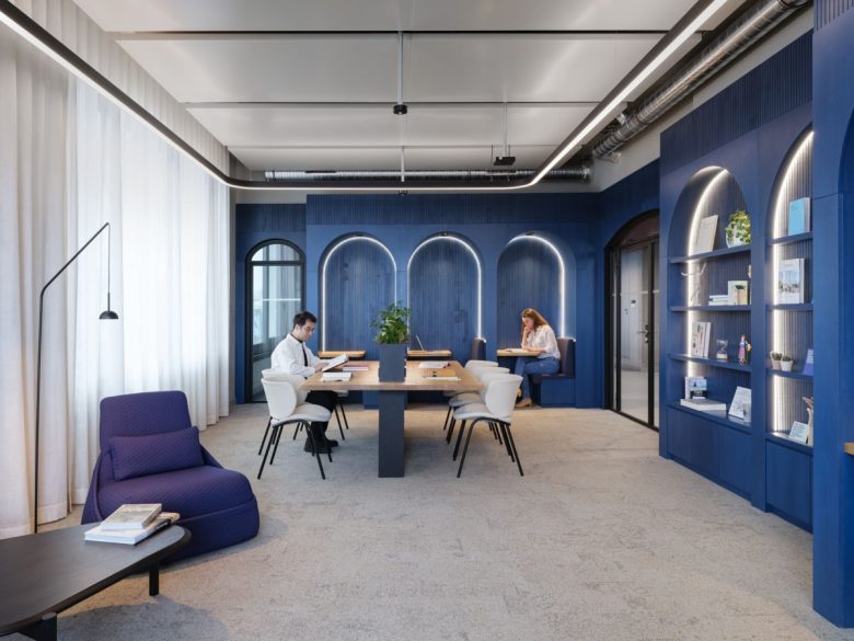 рабочее пространство в синих тонах офис IT-компании