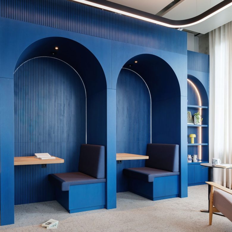 рабочее пространство в синих тонах офис IT-компании