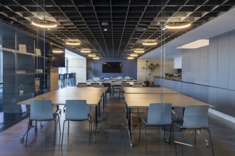 рабочее пространство за стеклянной перегородкой LG Offices