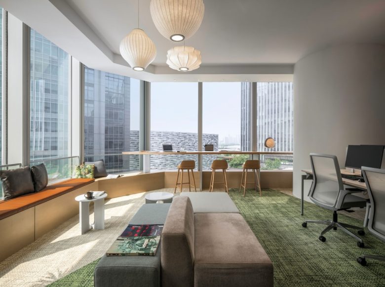 рабочее пространство у окна компании 3H Inc.