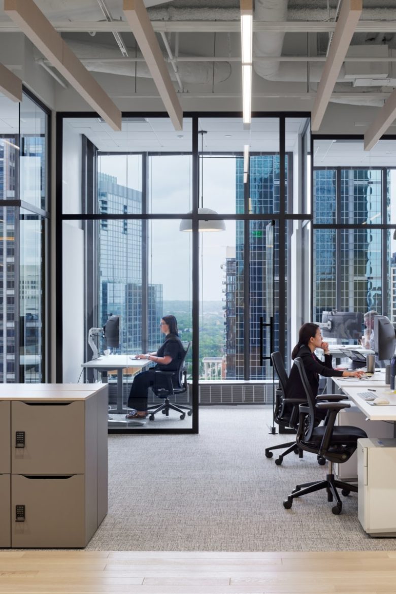 рабочие кабинеты со стеклянными перегородками Perkins&Will’s Confidential Firm Offices