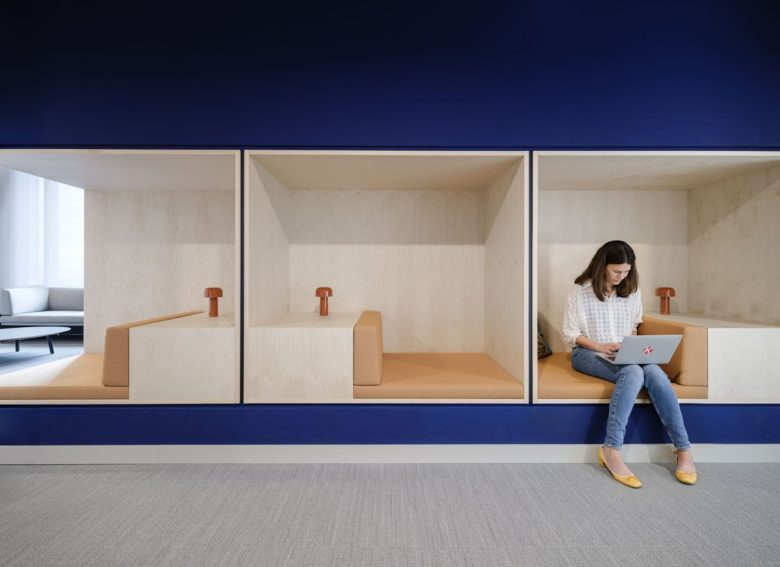 рабочие кабины с мягкими сиденьями офис IT-компании