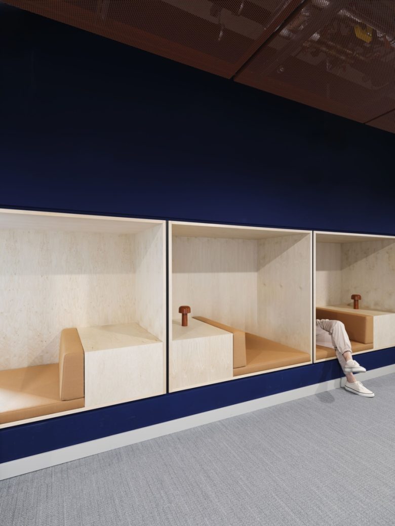 рабочие кабины с мягкими сиденьями офис IT-компании