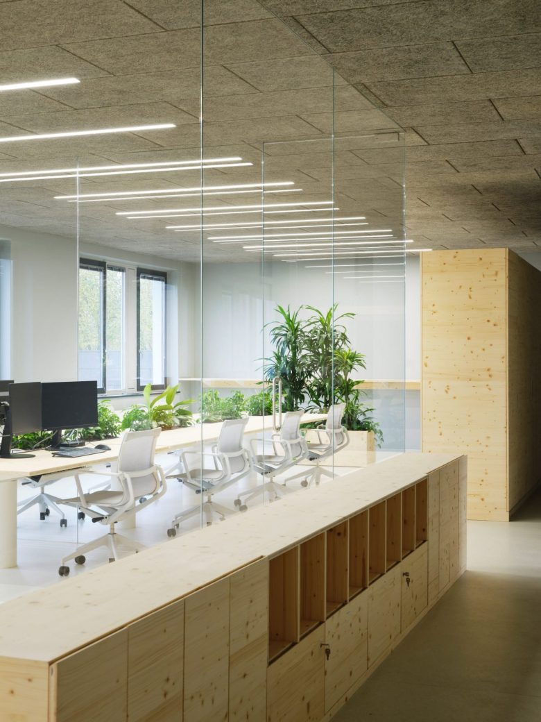 рабочие места Pradtke office за стеклянной перегородкой