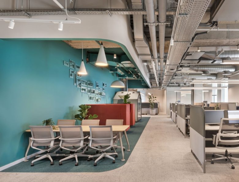 рабочие места разделенные дорожкой Confidential Client Offices