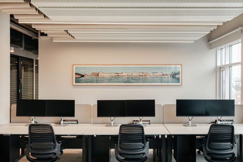 рабочие места с компьютерами Mastercard