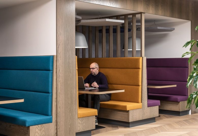 рабочие места с мягкими диванами William Grant & Sons Offices