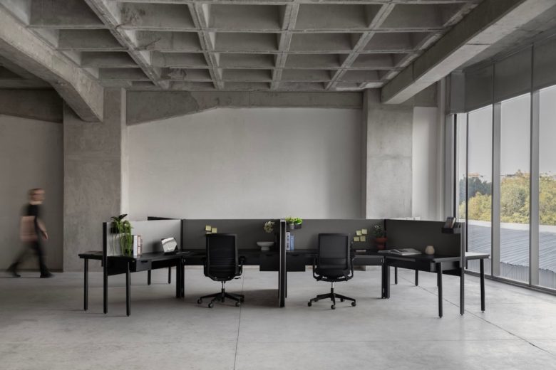 рабочие места с перегородками SETTO вид спереди