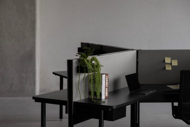 рабочие места с перегородкой SETTO вид сбоку