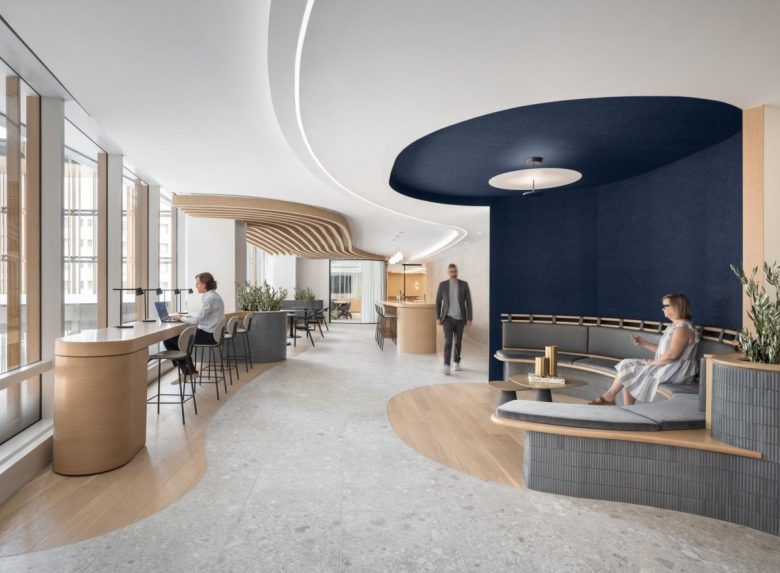 рабочие места у окна Amenity Suite на 2100 Pennsylvania Avenue