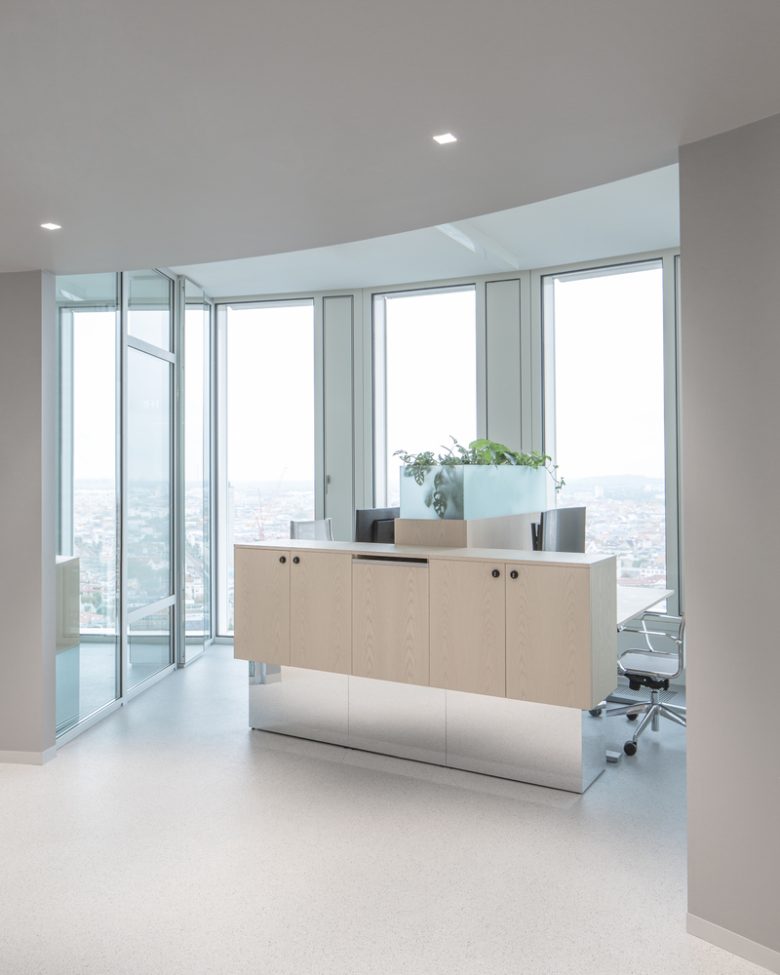 рабочие места у окна Signa Sports United High‑Rise Tower