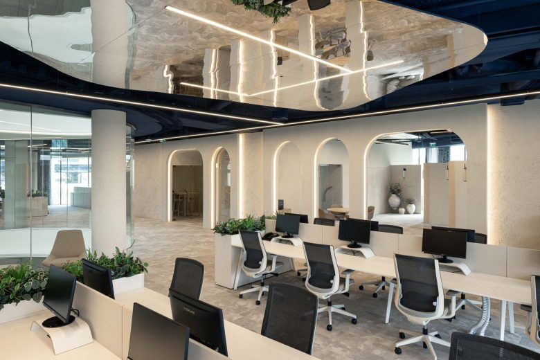 рабочие места за доинными столами Oporto MAZARS offices