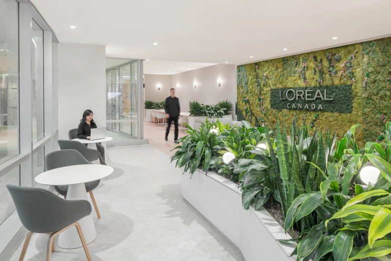 рабочие столики у окна L'Oréal Canada