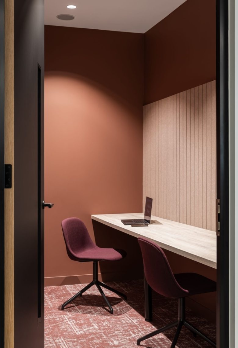 рабочий кабинет Headland Offices стол вдоль стены