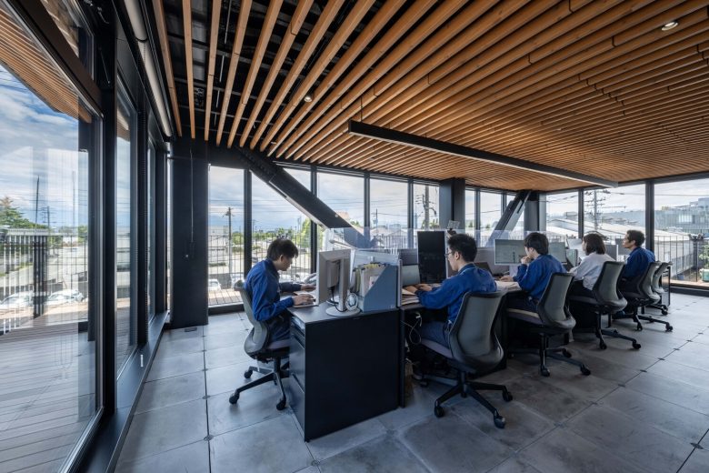 рабочий кабинет с компьютерами Juzen Chemical Corporation